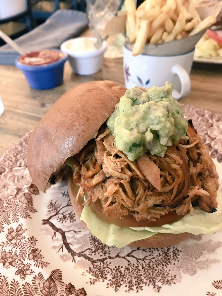 Indian_Thriller's tweet photo. OK... @BoboSocial know how to bloody do burgers. Say hello to the #PulledChicken burger at #bobosocial https://t.co/zucOFWA1CS