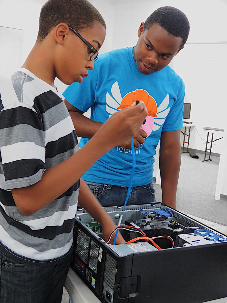 techtailormade's tweet image. A day for the Junior Engineering camp at CDM's camp BYOC #computercamp #summer2k17 #technologycamp #tech