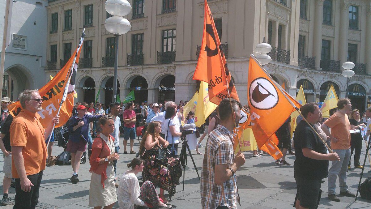 PiratenBW's tweet photo. Wir sind heute auf der #FsA in #München. @AnjaHirschel ist auch dabei! #piraten #fsamuc #fsa2017 #fsa17 https://t.co/qtrmQ9nLK0