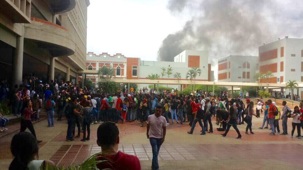 Jhormancruz1's tweet photo. #15Jun 10:23am - A pesar de que URBE acaba de suspender las clases, los estudiantes se concentran para seguir manifestando dentro y fuera https://t.co/0fqlIPicVT