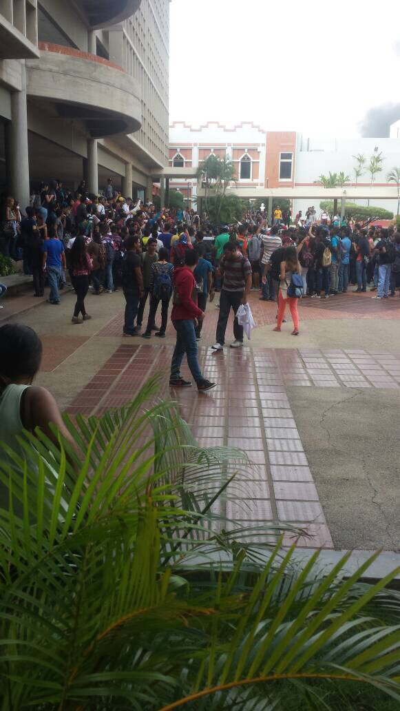 Jhormancruz1's tweet photo. #15Jun 10:23am - A pesar de que URBE acaba de suspender las clases, los estudiantes se concentran para seguir manifestando dentro y fuera https://t.co/0fqlIPicVT