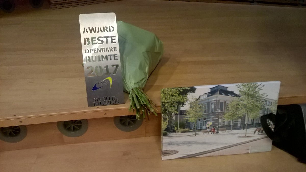 CrossmarkBreda's tweet photo. Groene loper' Breda wint Beste Openbare Ruimte-award 2017 https://t.co/rQxLPKX47R  #willemstraat #groeneloper #falcoaward #openbareruimte https://t.co/WORr0Bka2p