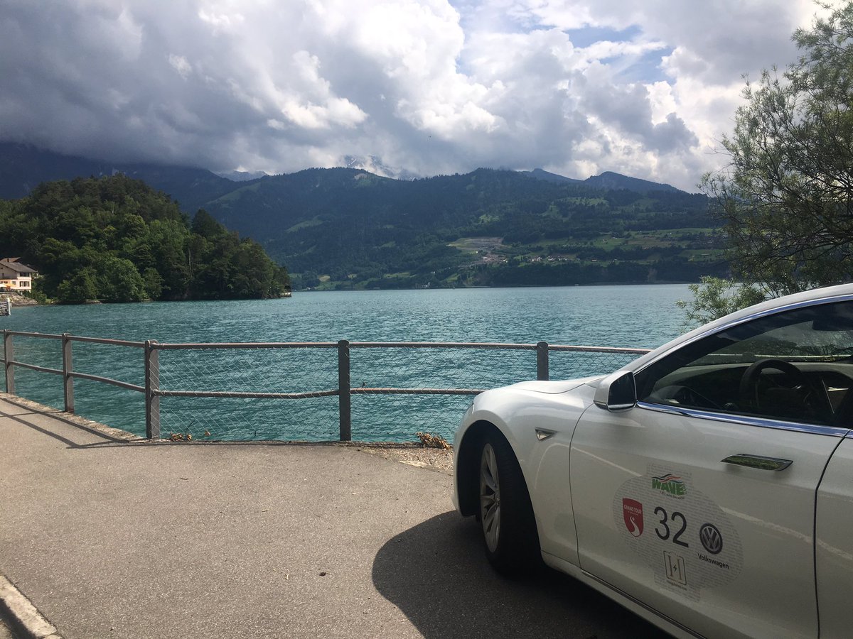 TeamTeslaS's tweet image. So much awesome places along the #SwissGrandTour! What a beautiful drive along the lake from Thun to Interlaken. #Wave2017 #TeslaSharing