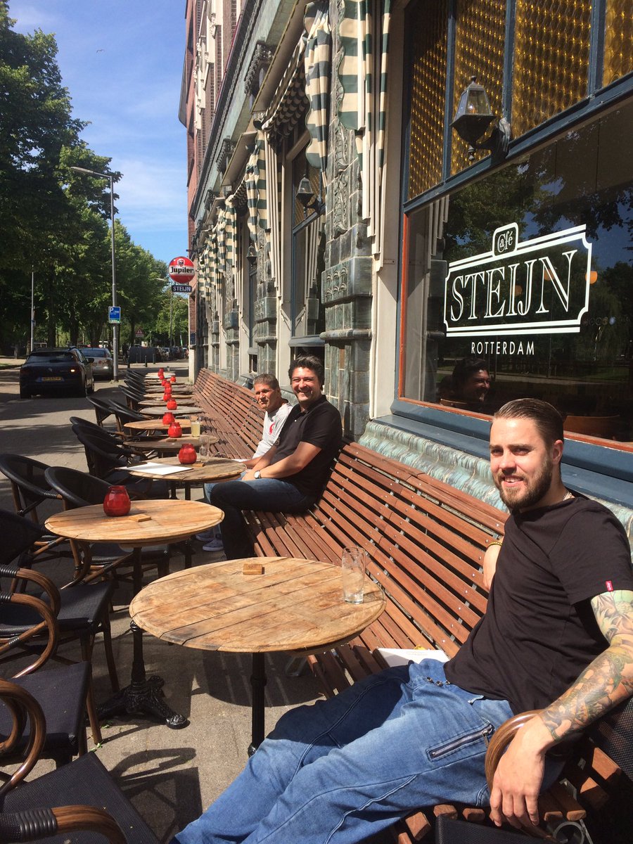 lotmertens's tweet photo. Bij café Steijn weten ze wel raad met de #omgevallenboom : tafelbladen voor het terras maken #buurtbinding #beslisboom https://t.co/OIvceYV5ju