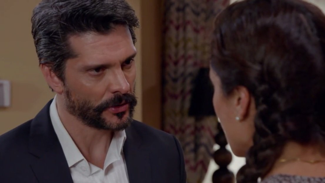MarceCordobaFc's tweet photo. Julio le recomienda a Juana que no le entregue el dinero que le corresponde a Andrea. #EnamorandomeDeRamon #Capitulo83 https://t.co/U496arlsau