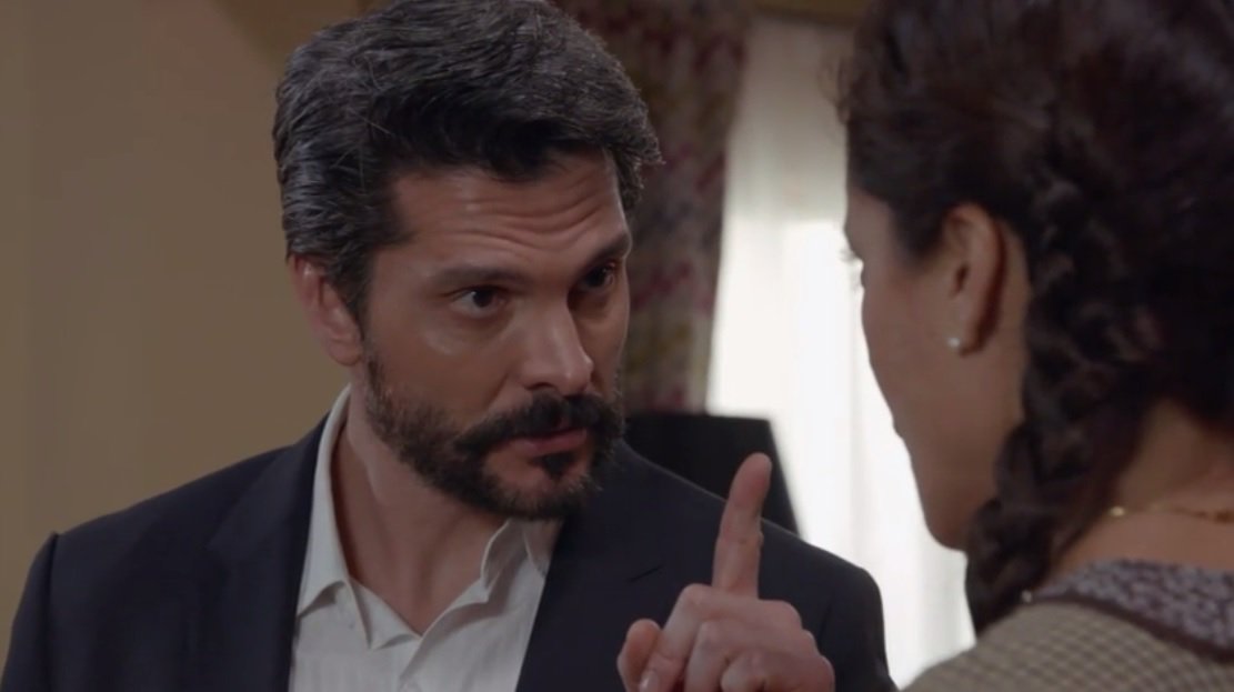 MarceCordobaFc's tweet photo. Julio le recomienda a Juana que no le entregue el dinero que le corresponde a Andrea. #EnamorandomeDeRamon #Capitulo83 https://t.co/U496arlsau