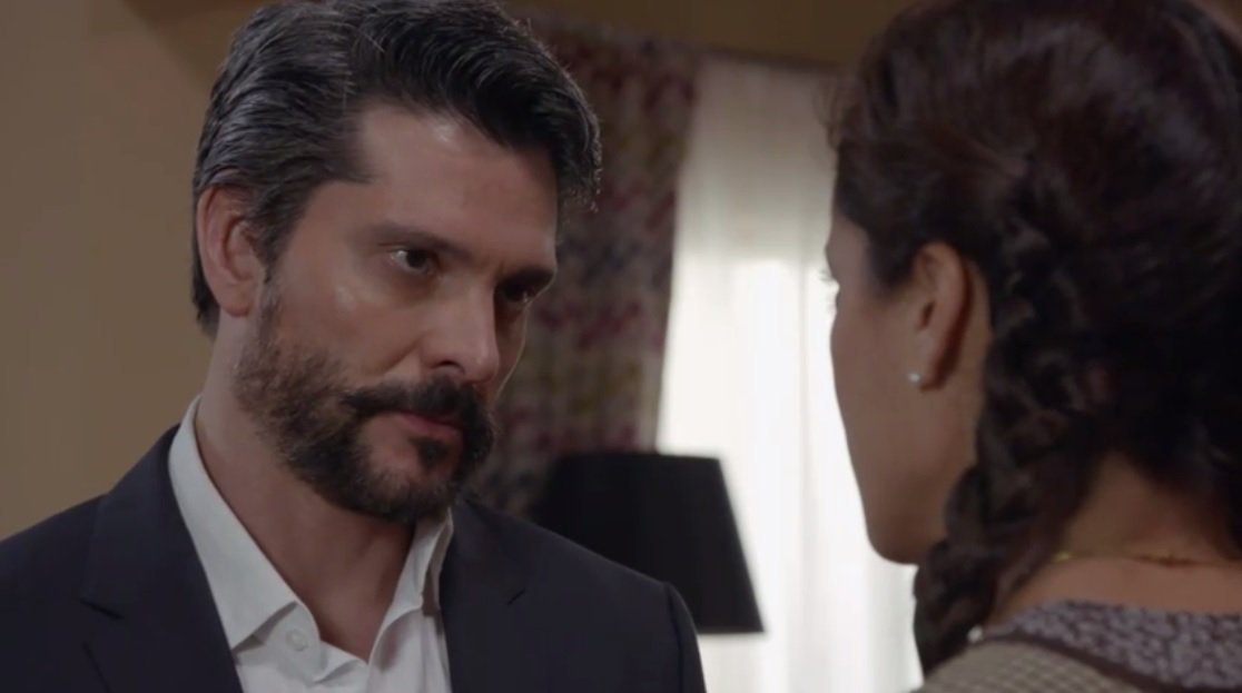 MarceCordobaFc's tweet photo. Julio le recomienda a Juana que no le entregue el dinero que le corresponde a Andrea. #EnamorandomeDeRamon #Capitulo83 https://t.co/U496arlsau