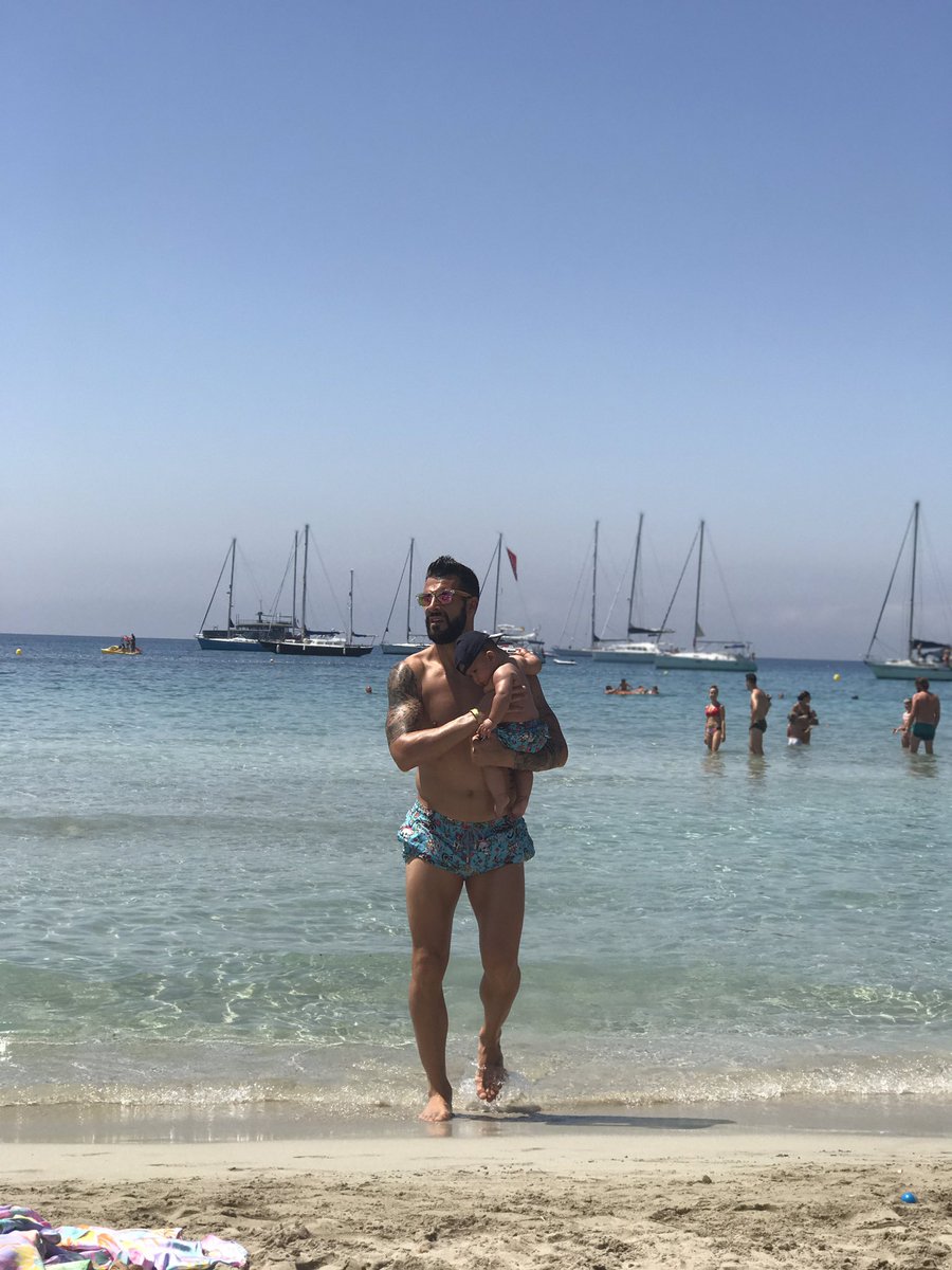 AlvaroNegredo9's tweet photo. Amor infinito.. holidays 🌞🏖🏊🏻👶🏼 #always #mipequeño #elprincipedelacasa #teamo #alvarojr #duermeunpocoporlasnochesiteapetecemajo 😓 https://t.co/mO4PvBPhap