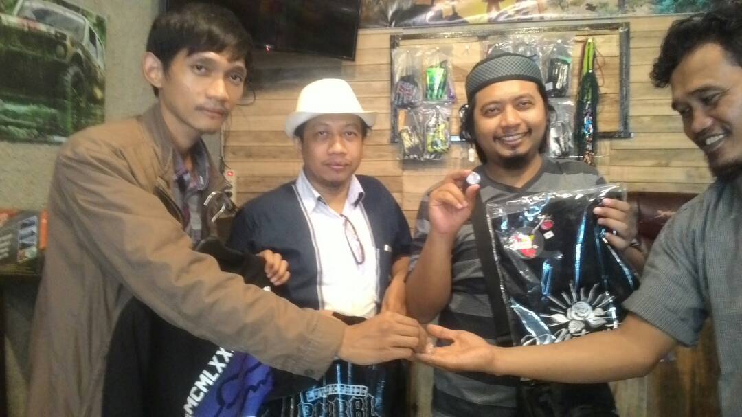 ZaimSaidi's tweet photo. Transaksi di sebuah distro di Luwuk, Sulawesi Tengah. Dibayar dengan #Dirhamperak https://t.co/sWM2IMlLJ2