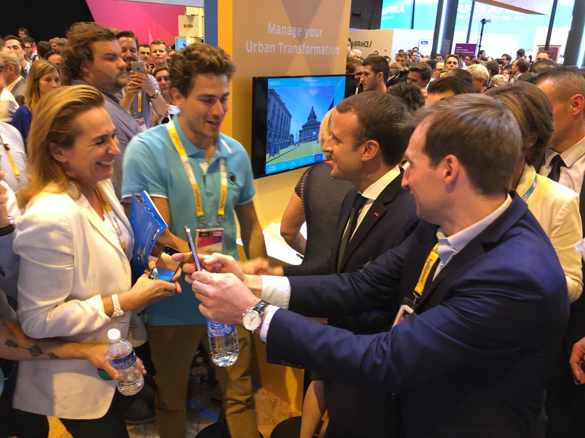 Le président <a href="/EmmanuelMacron/">Emmanuel Macron</a> à la découverte des #innovations <a href="/engiegroup/">ENGIE</a> sur le Lab Future Energy à <a href="/VivaTech/">Viva Technology</a>
