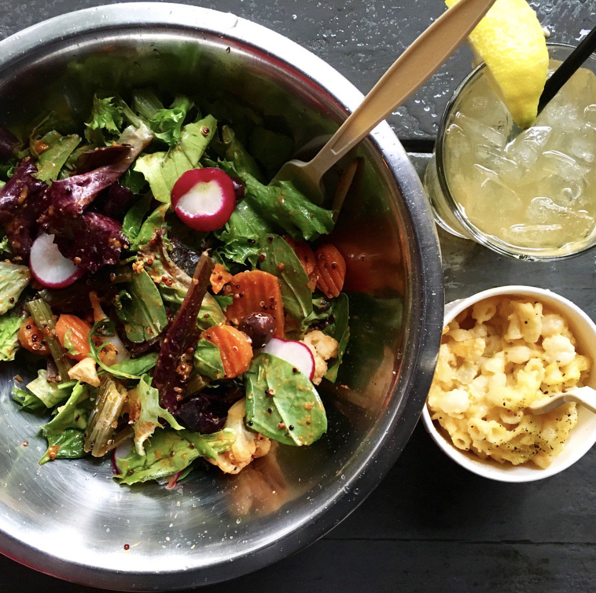 CS_TF's tweet image. We don't just serve chicken! We also have tasty, fresh and filling salads on the menu! Try one today!

📸: IG: bigdbigbites