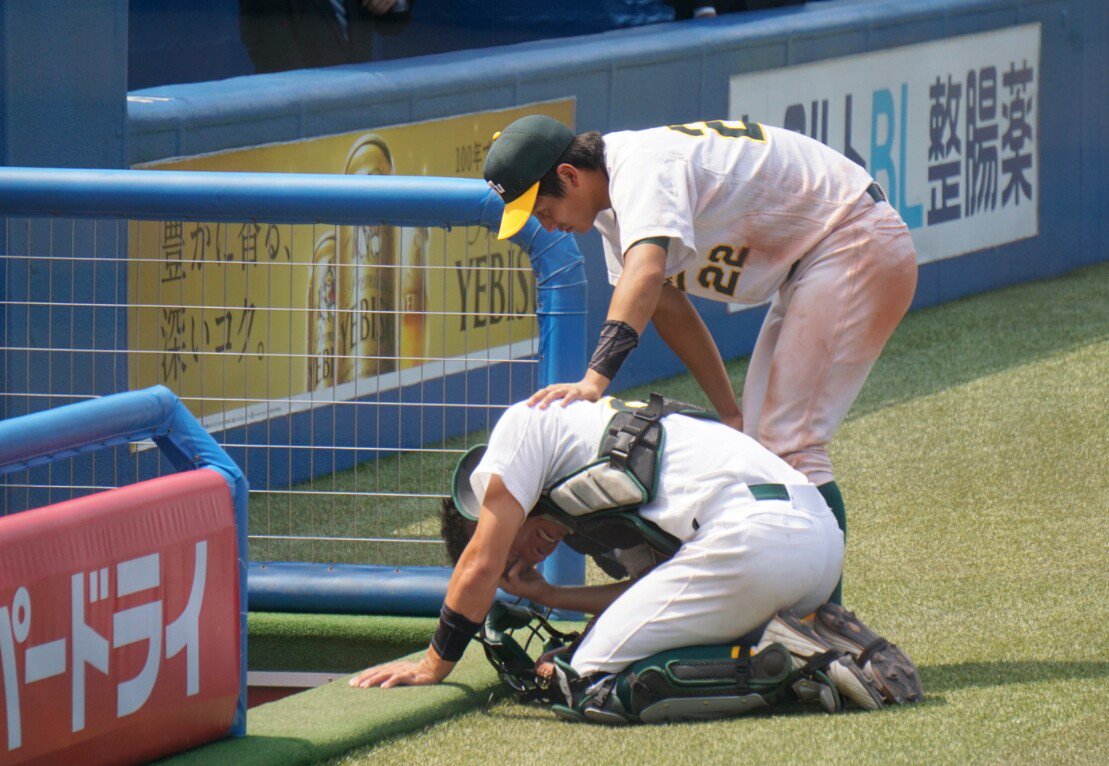 sumi1050's tweet photo. サヨナラ負けの後、しばらくその場から動けなかった専修の選手たち。
9回裏にマスクを被った大橋くんが、挨拶の後そのまままた動けなくなっていて。スタメンで出ていた深水くんが大橋くんの元へ。
深水くんの方が1学年下だけど、キャッチャー同士の絆もあるんだろうな…。 https://t.co/WVWnaUU4pw