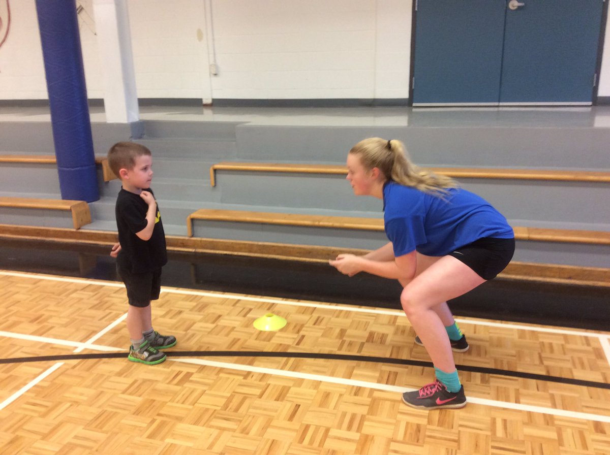rvandert's tweet photo. Learning basketball skills taught by Gr. 7 student leaders. Great experience for all. @HantsportSchool @mrbustin22 https://t.co/RIDhejODPe