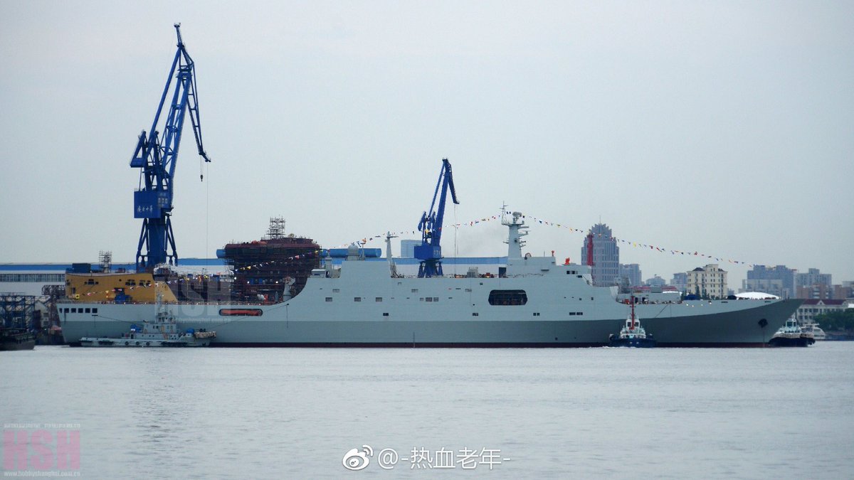  سفينه الانزال البرمائي فئة Type 071 Yuzhao-class الصينيه DCXtV4EXkAAG0rn