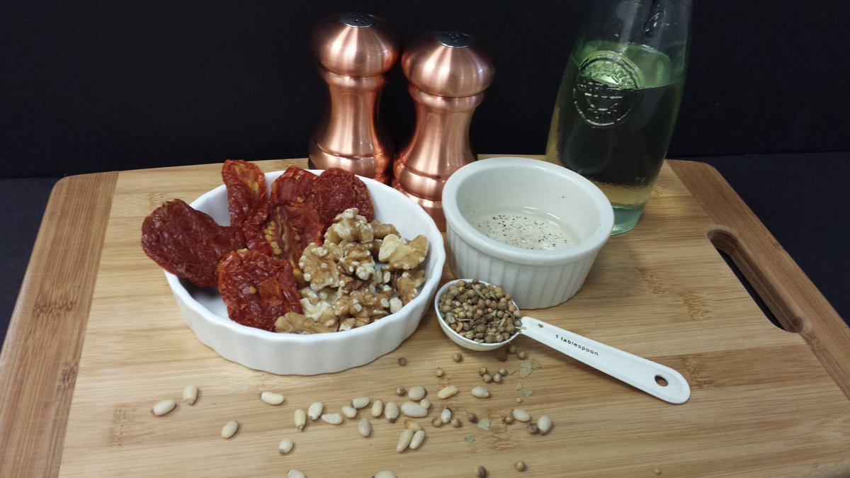 IFSBulk's tweet image. We are craving a little tomato and walnut pesto with our lunch today! How do you change things up? #nuts #alittletwist #lunch