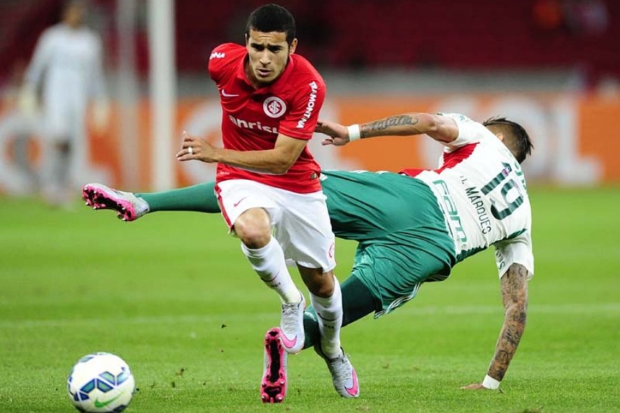 VfLWolfsburg_PT's tweet photo. CHEGA MAIS! William, do @SCInternacional, é o novo reforço dos Lobos 🐺! O lateral 🇧🇷 acerta até 2022! 🤝 https://t.co/P80yeM0mrT