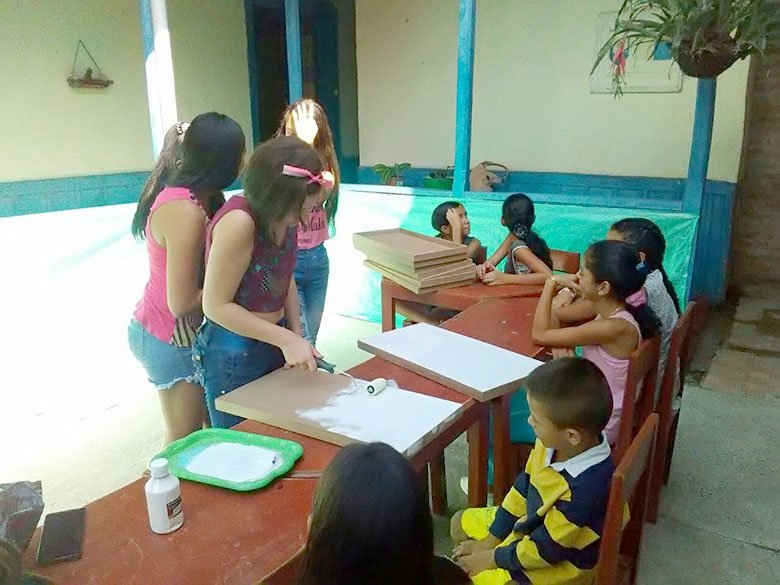 CCChinchi's tweet photo. Taller de Puntillismo en Madera en el municipio de Palestina - Ver más... https://t.co/wTv4OguGcy https://t.co/YGut4j7UlG