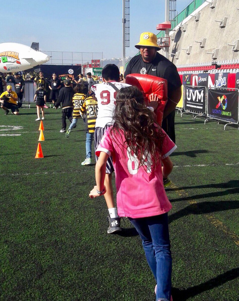 ¡Buenos días! #TeGanasMiAmorSi nos compartes tus fotos del #SteelersFootballCamp🇲🇽 #SteelerNation #HereWeGo #FelizJueves