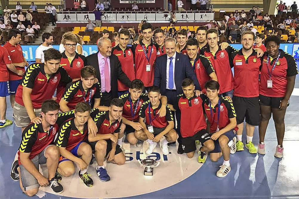 xavolei's tweet photo. Crònica del títol de #Minicopa @balonmanoASOBAL aconseguit pel cadet del @BMGranollers publicada a @EL9NOU_VOr: https://t.co/3Tvjj8jaJb https://t.co/9Oy3PfPMRW