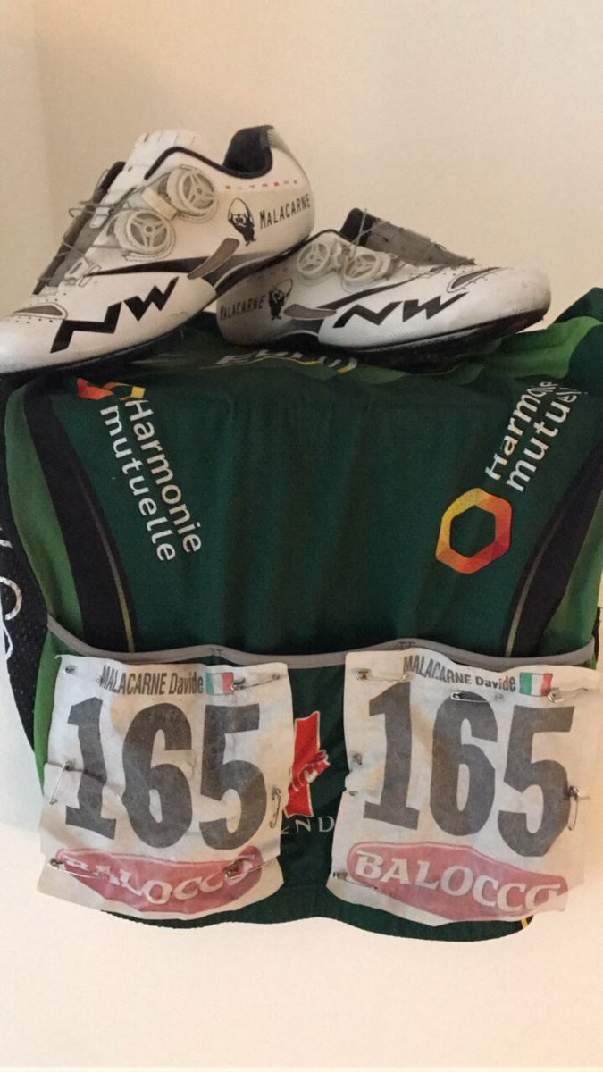 Bacheca dei cimeli inizia così......<a href="/NWcycling/">Northwave</a> @TeamDENlactu @Europcar <a href="/giroditalia/">Giro d'Italia</a>
