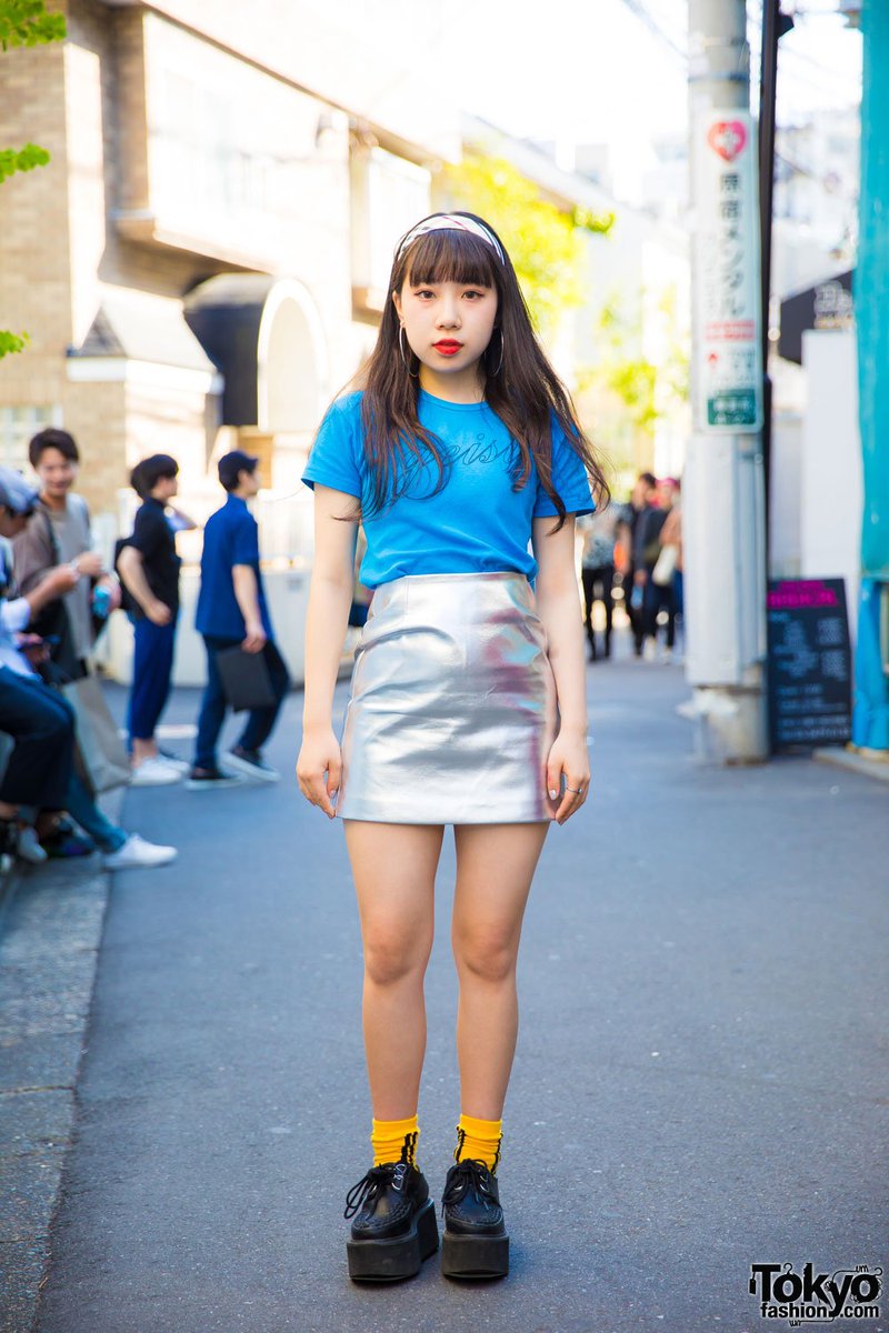 FashionPorn4U's tweet image. Harajuku Girl in Metallic Mini Skirt, Text Tee, Platform Creepers &amp;amp; Hoop… dlvr.it/PMb3hR #TokyoStreetSnaps #cateyemakeup #Fashion