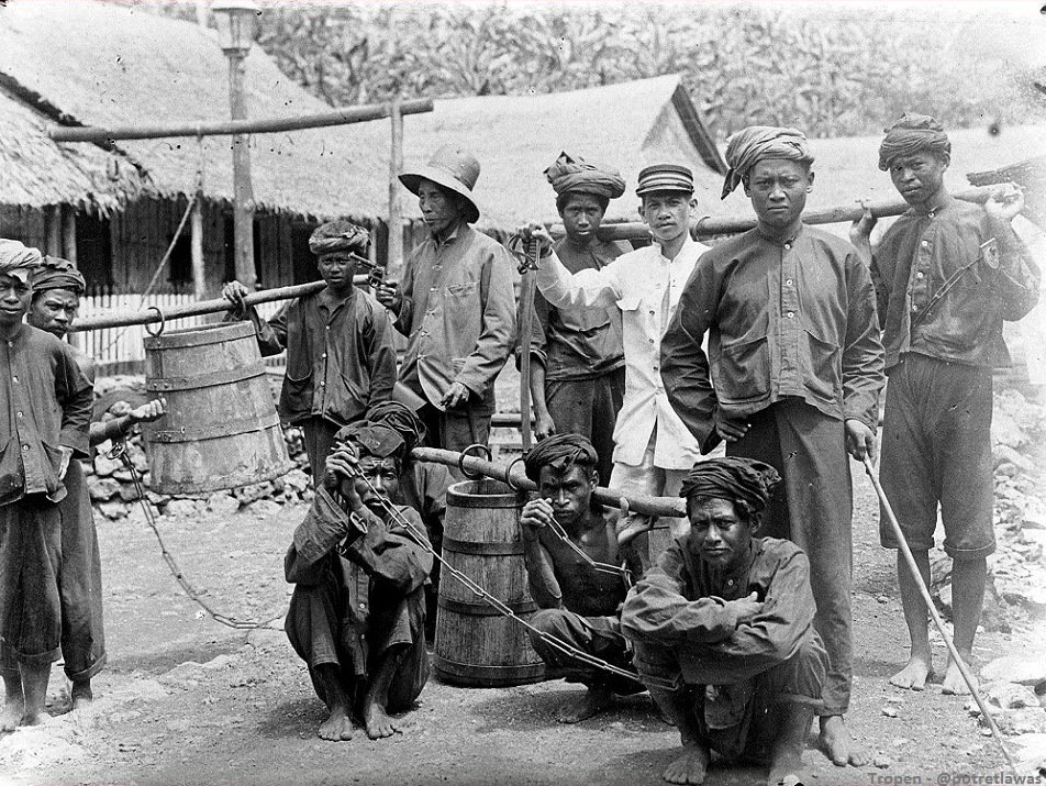 potretlawas's tweet photo. Nusakambangan, awal abad 20. Pejuang² Aceh adl antara yg pertama dibuang ke pulau ini (1907) &amp; harus ikut rodi. https://t.co/UBSF5j73u2