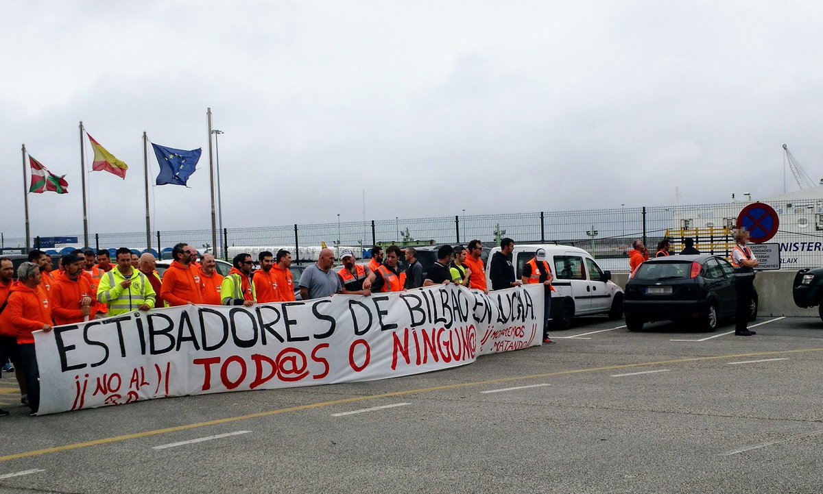 UGTEstibaBilbao's tweet photo. Asier Atutxa usa la Policía Portuaria de Bilbao para impedir a los periodistas  informar sobre la huelga de los estibadores #pnvstyle https://t.co/iJOsJBU1YC