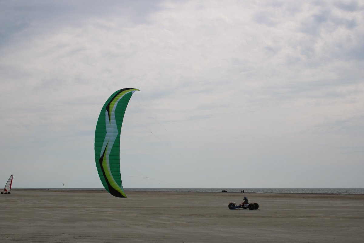 JHennig19's tweet photo. Life is better at the beach :)#Kiteflyersmeeting17 #TheSkyIsTheLimit #Vapor2 @marsimoto #Edition https://t.co/qEfKnoFgJ0