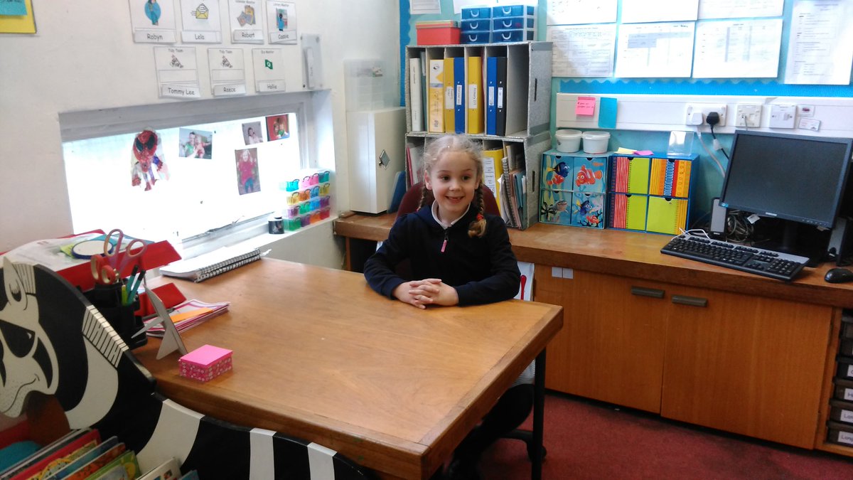 MissHendersonAZ's tweet photo. Having a shot in the big chair at open evening! @YokerPrimary https://t.co/gCemOTxXPz