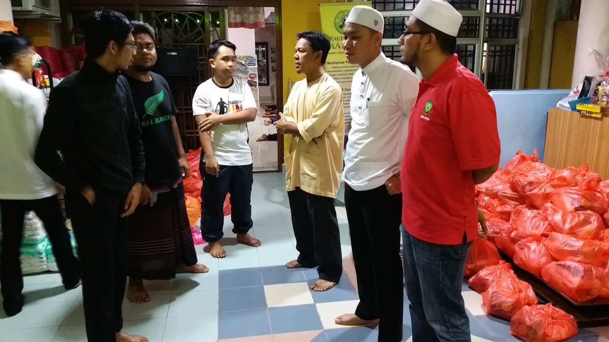 nizam_pb's tweet photo. Singgah sahur 2017 bersama anak anak yatim Raudhatul Maryam Anjuran Gerakan Belia 4B Gelang Patah
#bergerak   #satuhati  #RamadanKareem https://t.co/AfzDg7NzMN