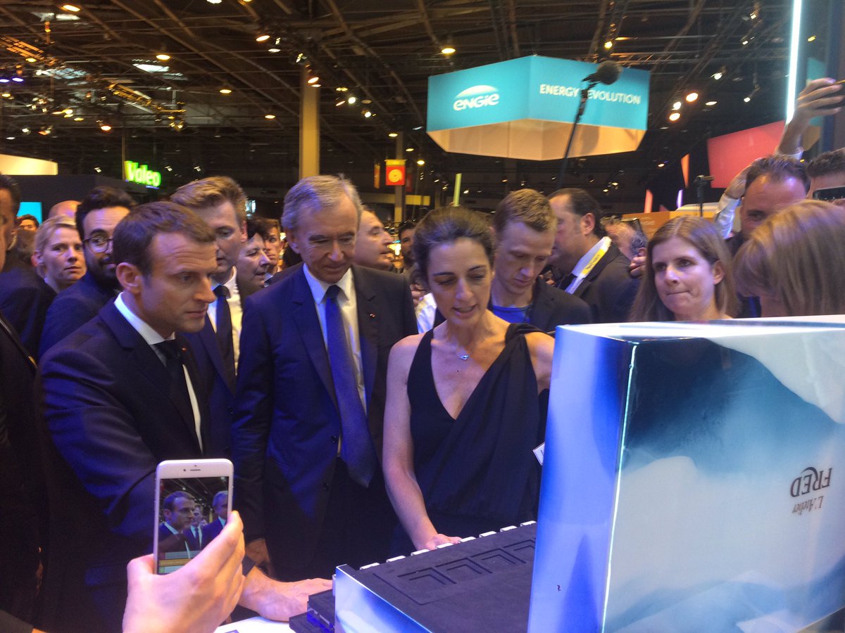 Ulcr's tweet photo. Bernard Arnault et Emmanuel Macron discutent autour du projet #Fred que nous construisons chez #Highlab avec @TheFrenchGJ depuis près d'1 an https://t.co/yfBs14bqDH