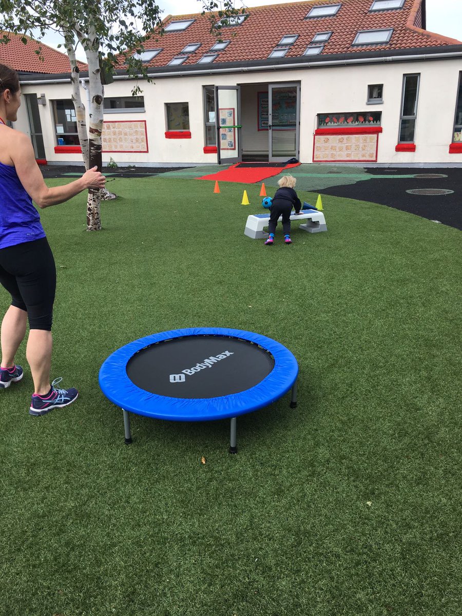 MsHodginsClass's tweet photo. More #activeschools week fun yesterday. Thanks to Tracy, Lily's mum, for the circuit training! @burnzoneD18 https://t.co/iWt7ST3xvT