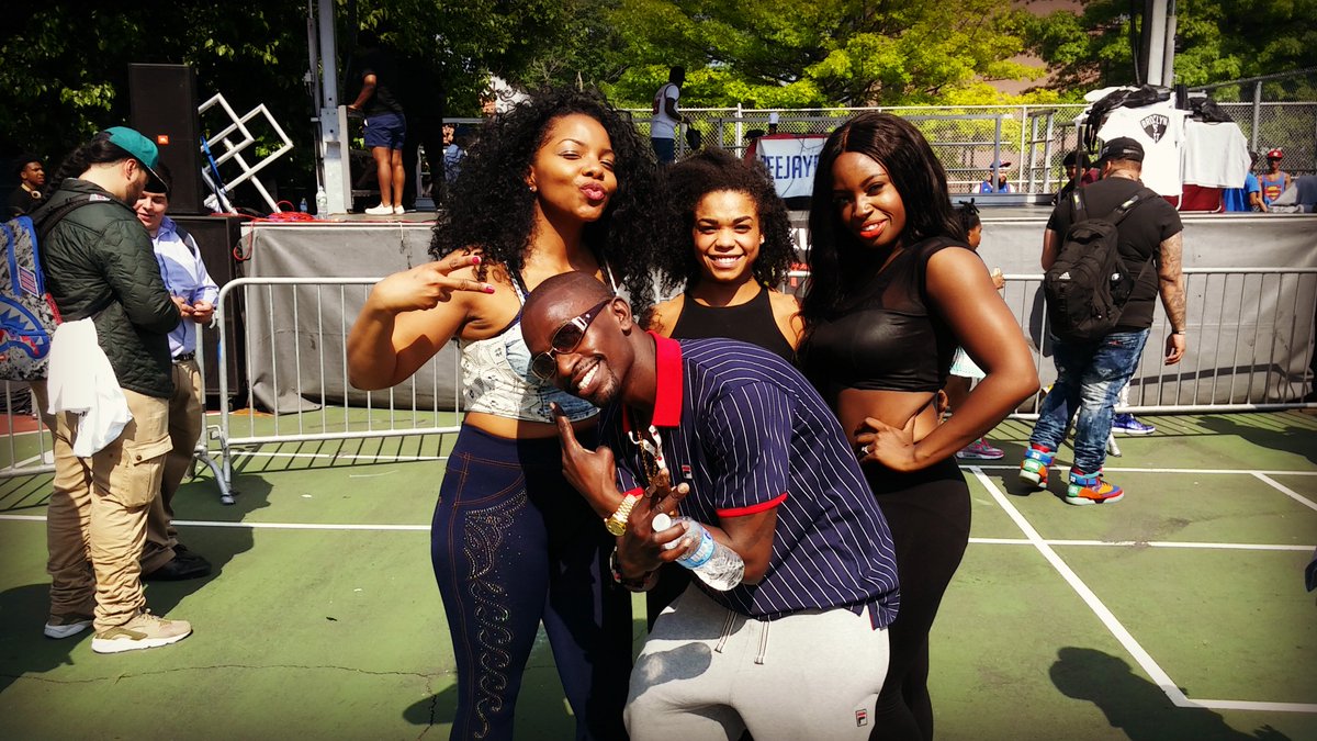 luxuryplayer's tweet photo. Coolin' with fine ladies at the Brooklyn Unity Fest
!! S/O to @DeeJayeMeloD • @DOTEventsNYC @HOT97 #brooklynunityfest2017 https://t.co/IeBwUIbMl1