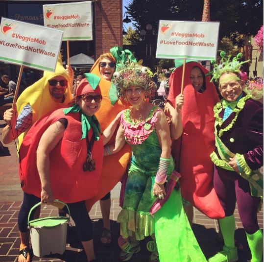 RexiusLandscape's tweet photo. You haven't seen a #VeggieMob like this! Check out @LoveFoodEugene at the Lane County Farmers Market https://t.co/HkqfdbdPvS #EugeneOR https://t.co/ecrS6G5eyK