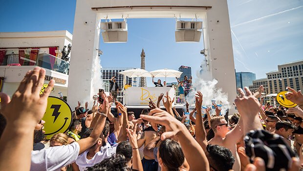 drais_manion's tweet photo. #BingoBeach TODAY w/ @bingoplayers @henryfong @JonasBlue at #Drais Beachclub!
Txt for FREE #Guestlist
#EBC #WetRepublic #Rehab #Marquee #Tao https://t.co/1reC8iH5ei