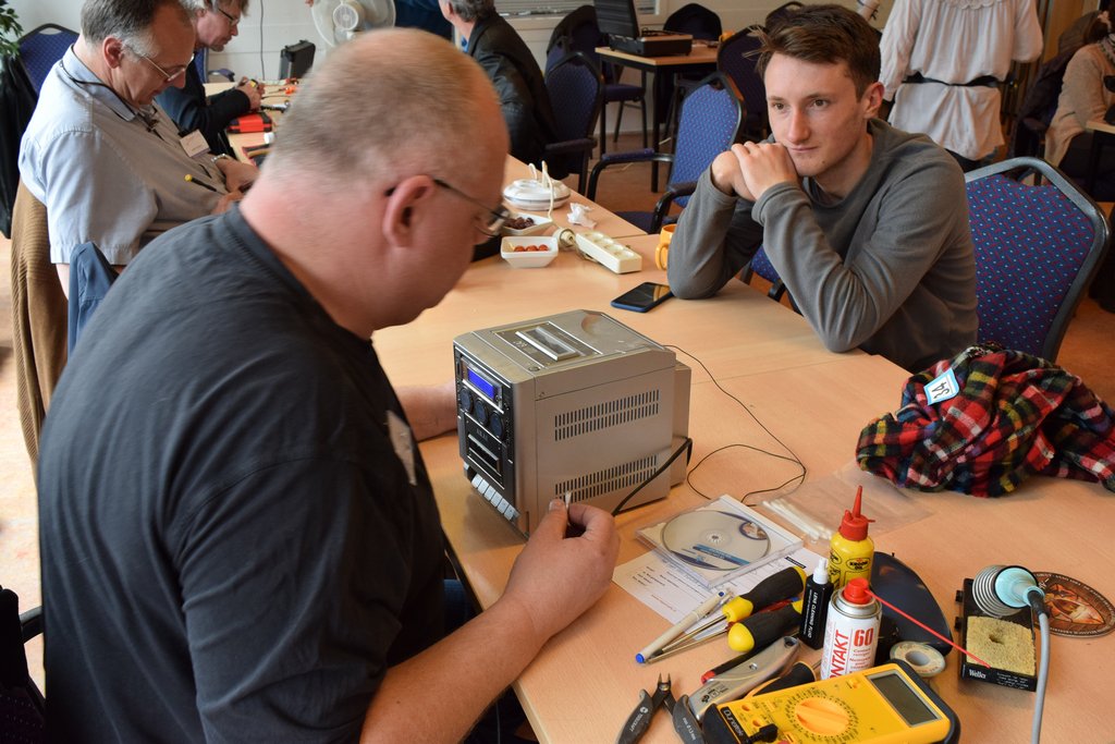 a.s. zaterdag van 11-14 repareren we in wijkcentr Lopes Dias. Zet je kapotte spullen vast klaar. hilversumverbonden.nl/repaircafe