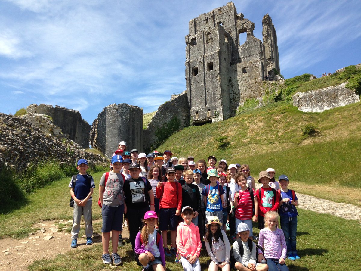 diversityPPS's tweet photo. Corfe Castle today, very lucky with the weather again! https://t.co/rRU46ALSyz