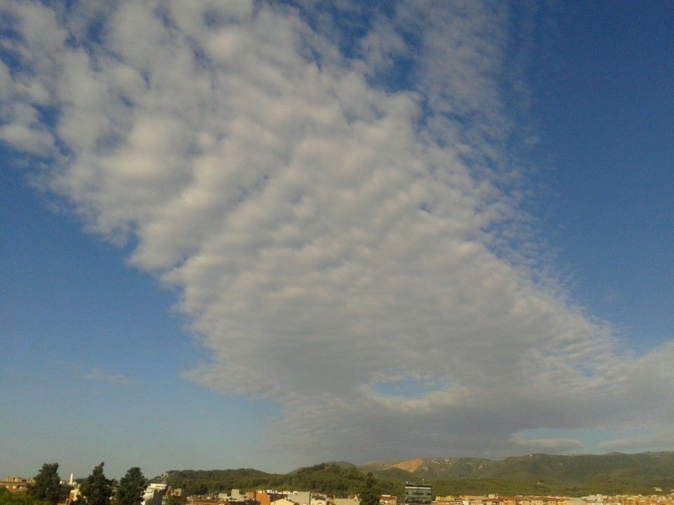 xavicabopapiol's tweet photo. @nestor_meteo @TomasMolinaB @ARAmeteo @meteocat @MeteoMauri #324eltemps @btveltemps @espaiterra #NuvolForadat #PunchCloud #Gava. https://t.co/mVhDTJkipQ