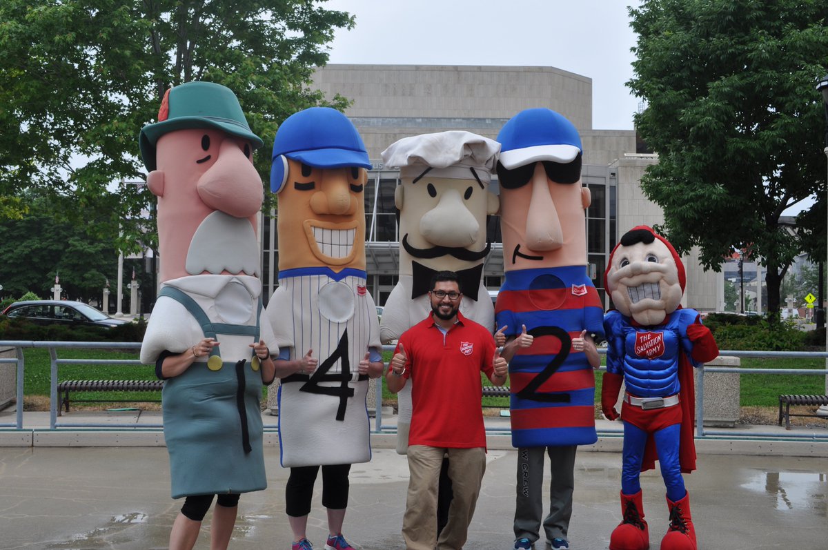 SAmilwaukee's tweet photo. We're teaming up with the @Brewers to kick off #FeedTheKids. Volunteers will make 1,500 lunches for kids in need: https://t.co/MZQfNExQpB https://t.co/b13p6WtvbZ