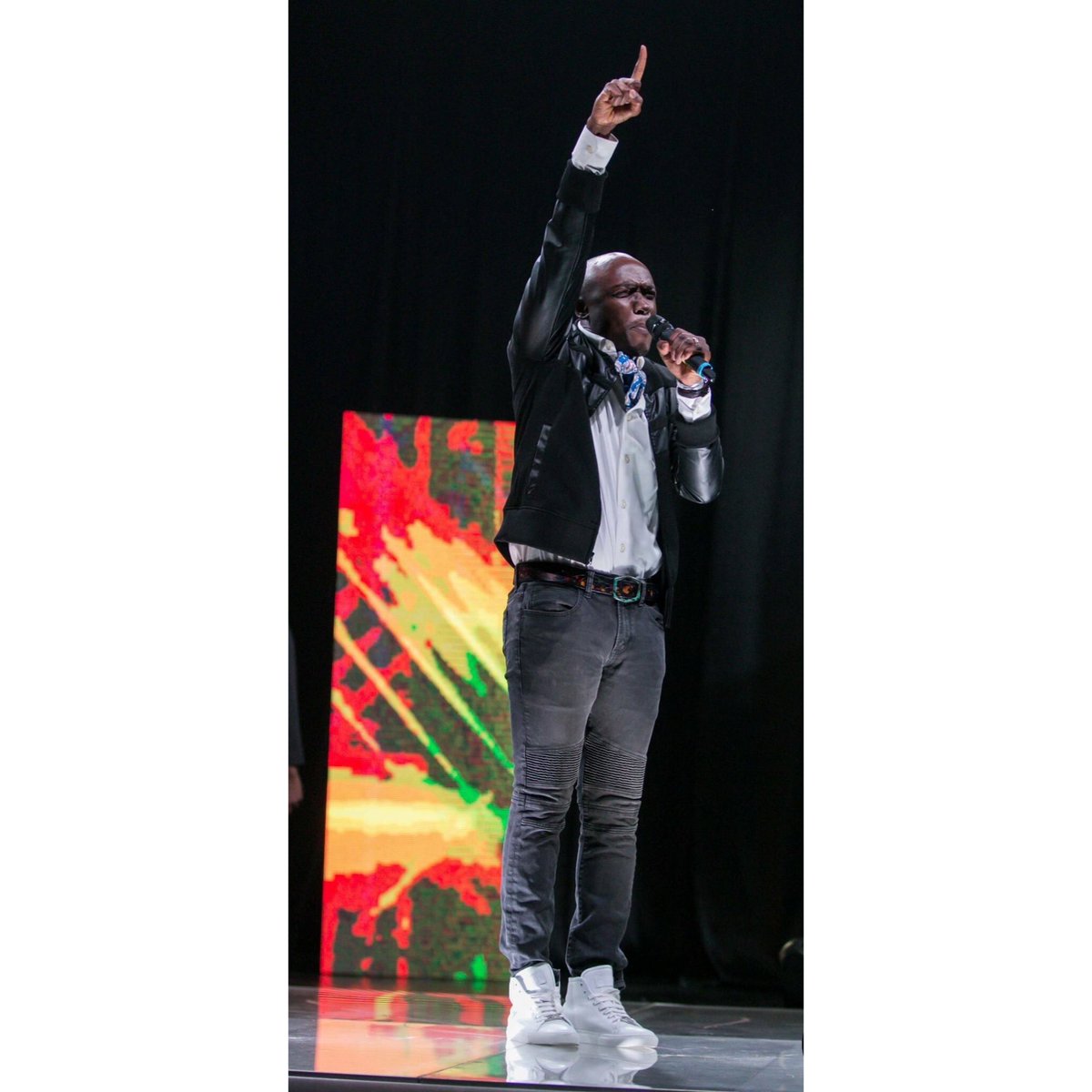 YourViewAwards's tweet photo. Throwing it back to @KevinDownswell moving performance #YourViewAwards #YVAs2017 https://t.co/QAIB9PMPQK