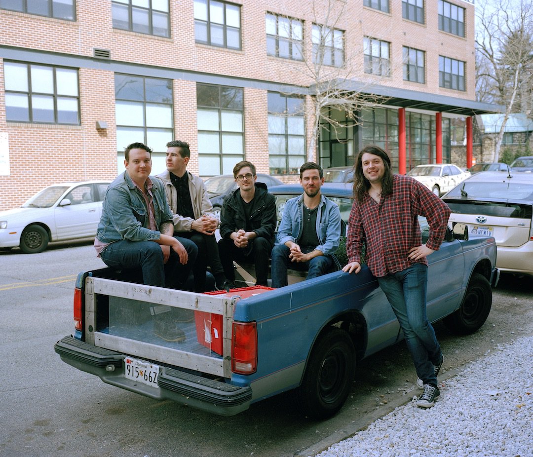 Us And Us Only subvert indie with 'Full Flower' trib.al/4UhDiR4