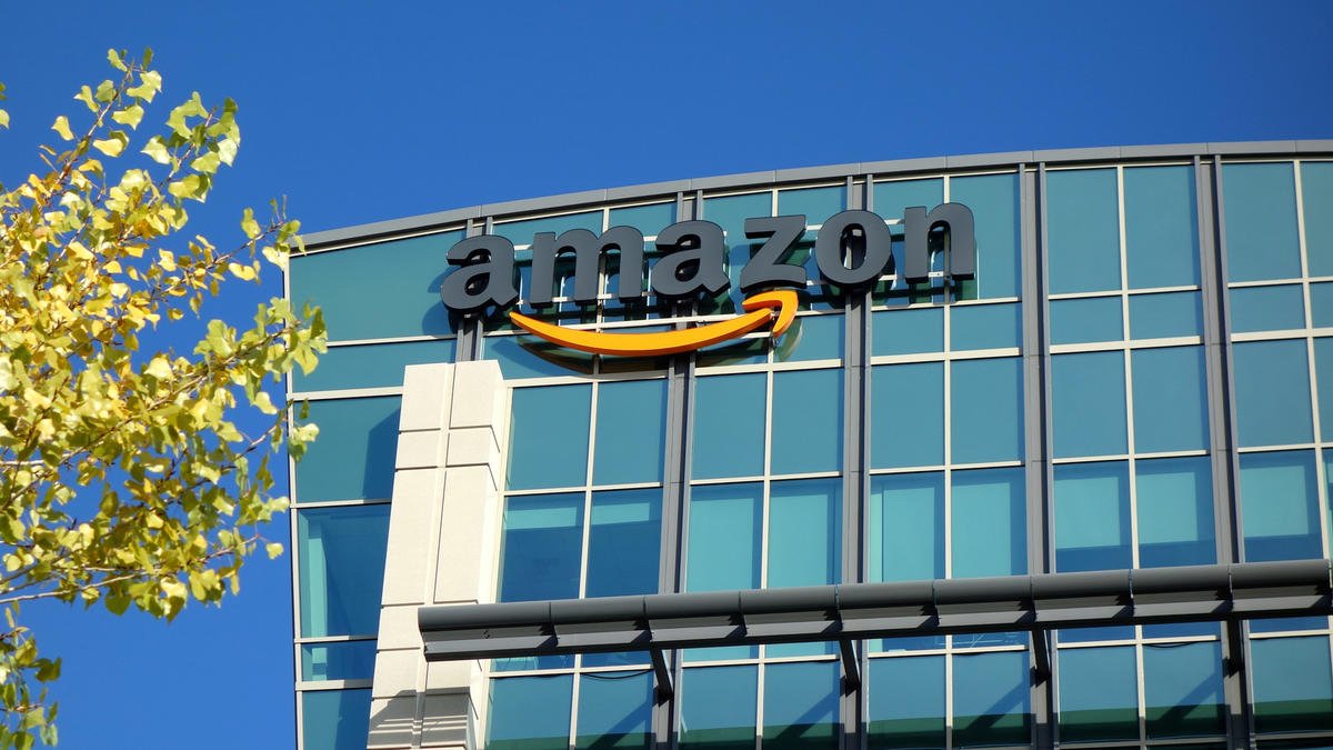 Amazon is said to be interested in acquiring corporate chatroom startup Slack trib.in/2rAu7zN