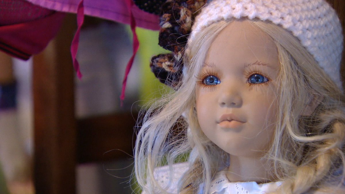 Kim-Lian gaat op bezoek bij boerin Helma. Ze verzamelt geen koeien, maar poppen... kijk.nl/sbs6/verzamelk…