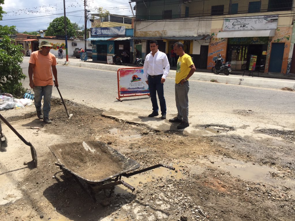 Aquí estamos rehabilitando calles, ASFALTO <a href="/alc_bejuma/">Alcaldia de Bejuma</a> (hoy le toca al Rocío)