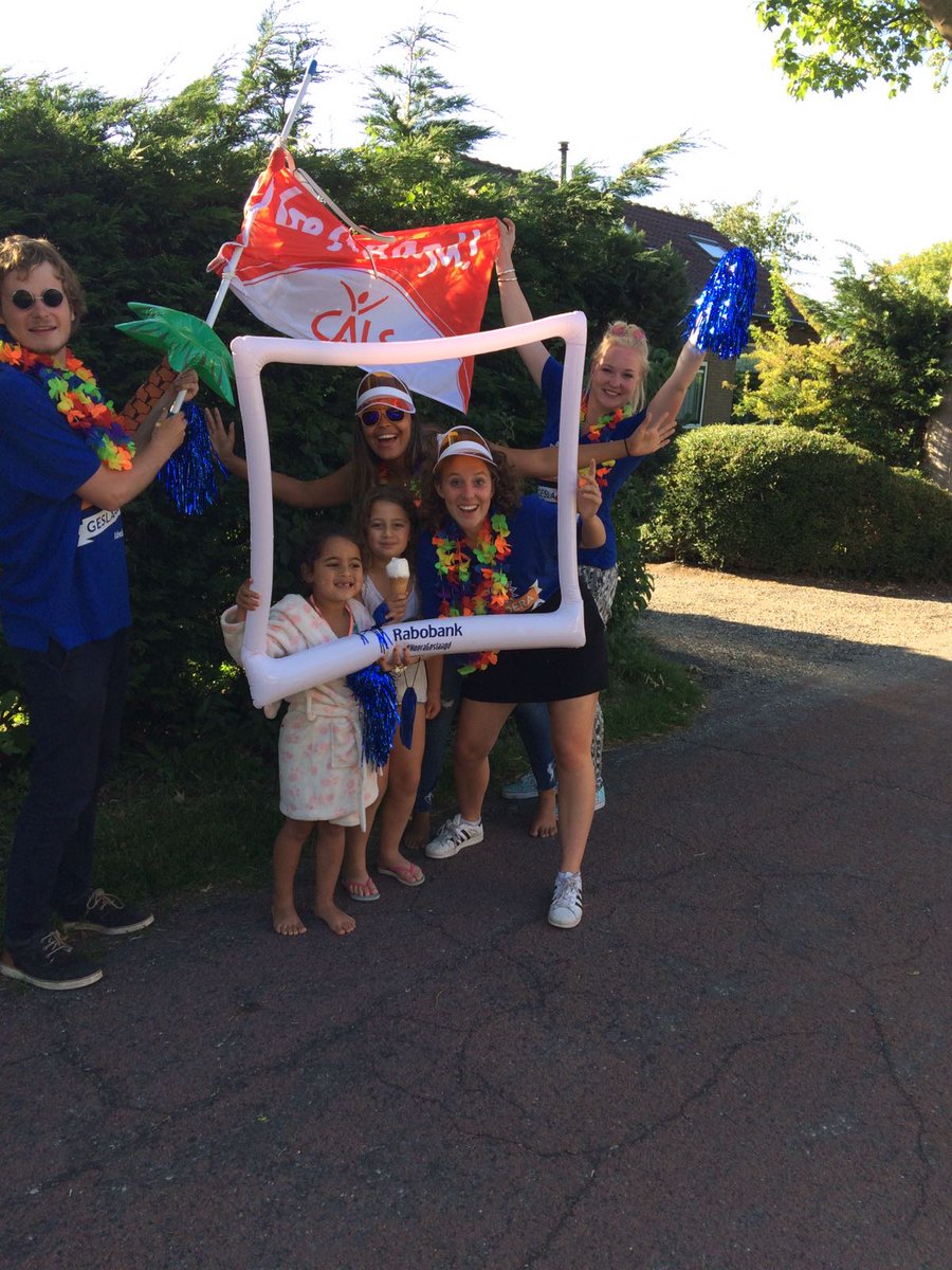 mgrins's tweet photo. We hebben veel geslaagden blij gemaakt met een kleine verrassing. #Hoerageslaagd. @RabobankAV @Marleen8591 https://t.co/ihxWvqQH0Y