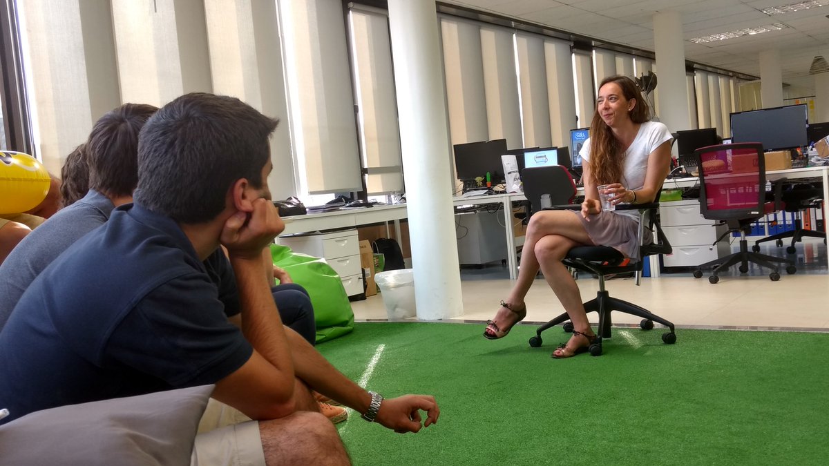ulabox's tweet photo. Ronda de preguntas con @CarlotaPiAmoros sobre renovables, baterías, las empresas de la competencia, ¡se lo sabe todo! #HulaTalks @HolaLuzcom https://t.co/3T53gzyYMC