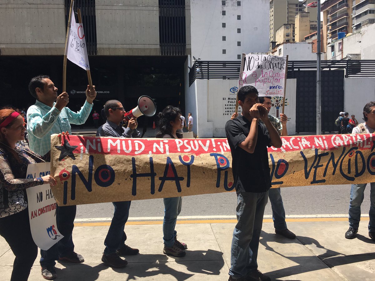 NicmerEvans's tweet photo. Frente a la Fiscalía decimos: "Que se cumpla, que se cumpla la Constitución", "Exigimos que nos consulten" https://t.co/DJVhunQYam