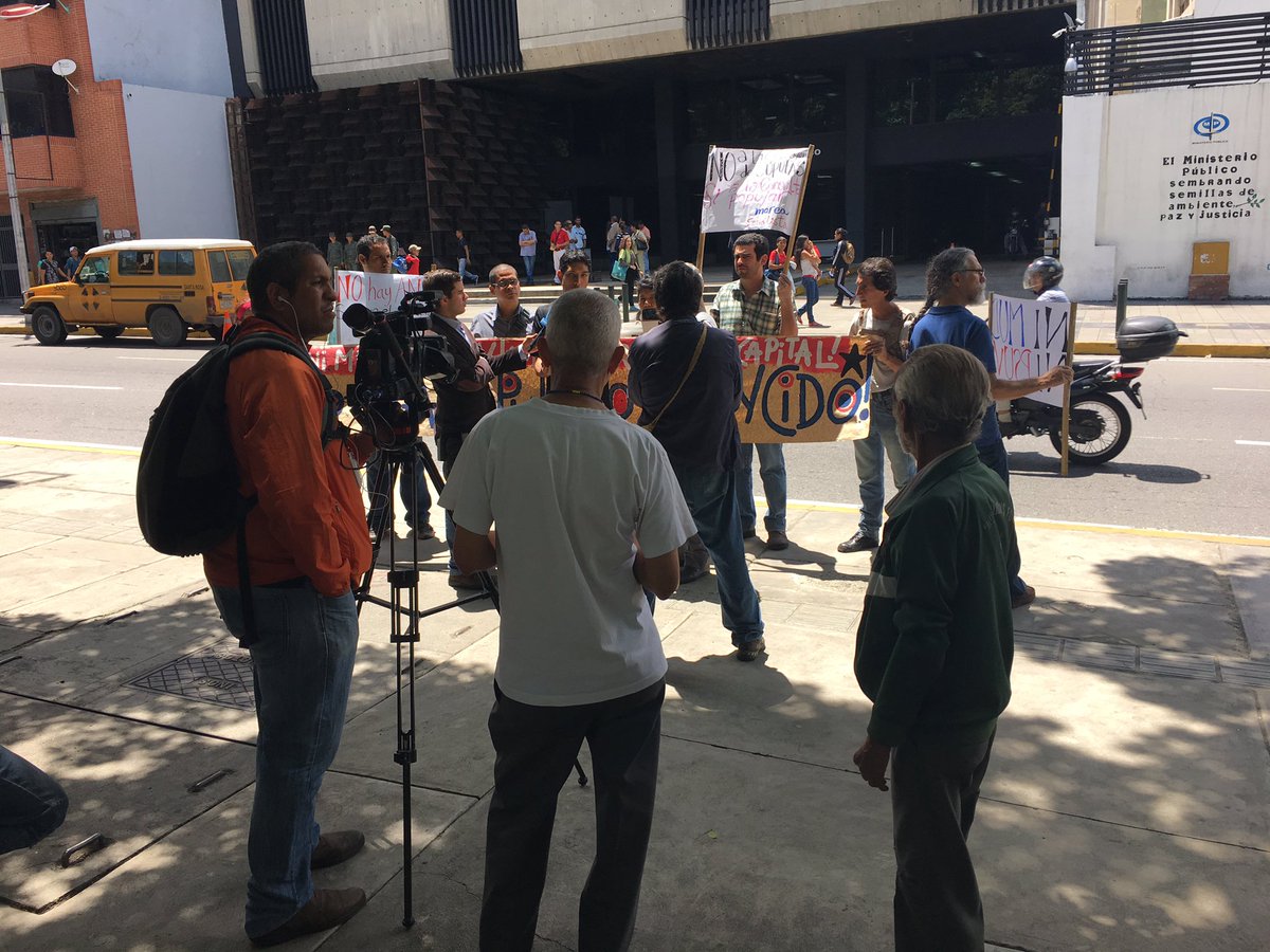 NicmerEvans's tweet photo. Frente a la Fiscalía decimos: "Que se cumpla, que se cumpla la Constitución", "Exigimos que nos consulten" https://t.co/DJVhunQYam