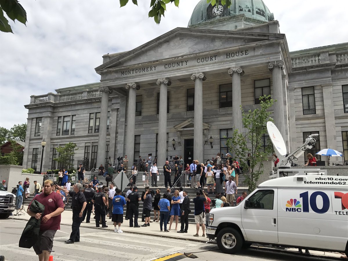 JGickTV's tweet photo. On the scene of the #Cosbycase no verdict yet. Jury back for more deliberations! https://t.co/E4Y47T4gML