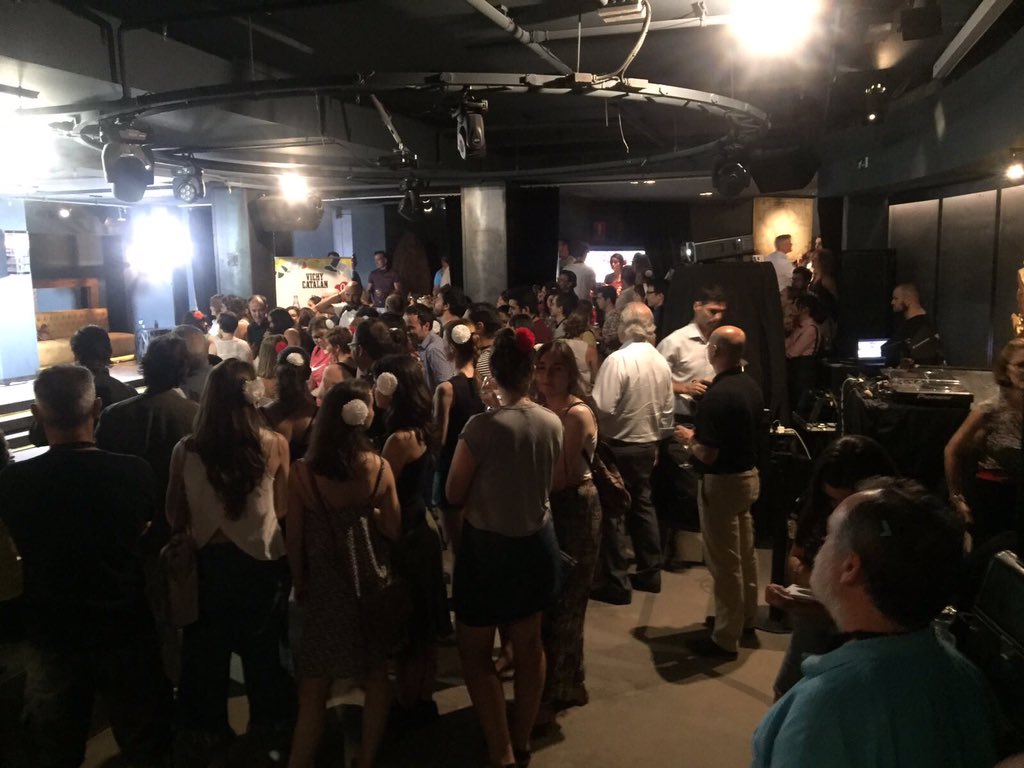 vichycatalan's tweet photo. Todo a punto para la #masterclass de #swing con los sabores 0% azúcar añadido de #vichycatalan. ¡La sala #Commodoro de #Madrid, a tope! https://t.co/GYKwVEoNzh